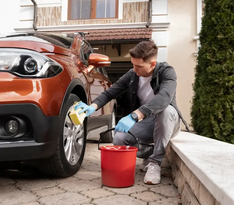 Lavage auto à domicile Trédion : professionnel intervenant sur un véhicule